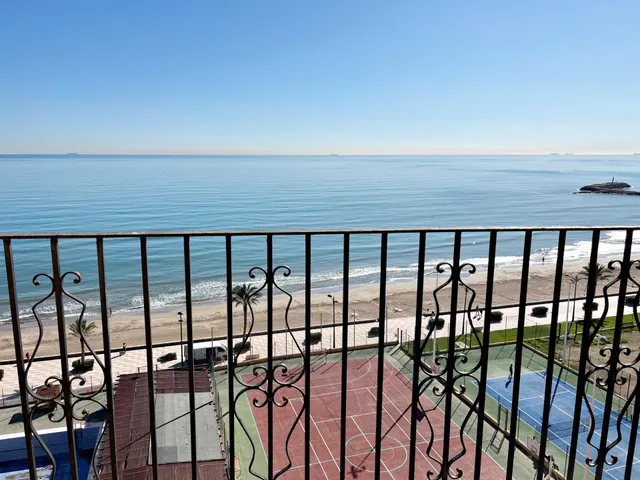 PRECIOSO ATICO EN PRIMERA LINEA DE PLAYA EN PORT SAPLAYA