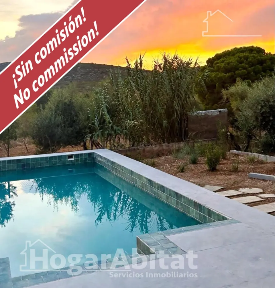 Chalet rústico con piscina, garaje y terraza