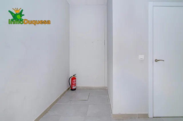 Local comercial junto a la Avenida de américa. Para empezar mañana mismo. — 14