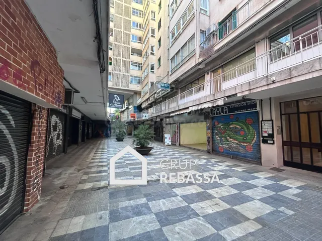 Local comercial en galerías entre Plaza Patines y calle Olmo - foto 3