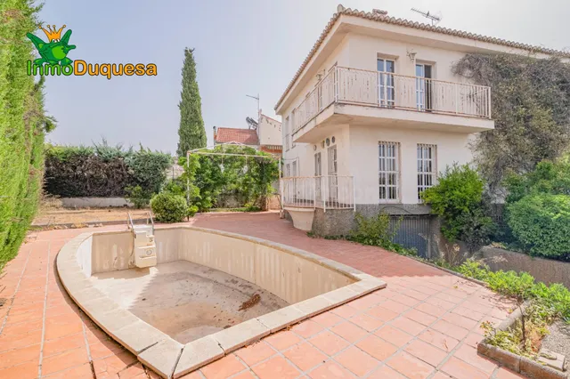 Chalet en esquina a 2 calles con 4 dorm. y piscina - foto 2