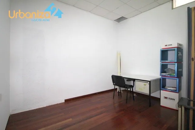 LOCAL COMERCIAL EN UNA DE LAS MEJORES  CALLES PEATONALES DE BADAJOZ . 206 m2  CON ESCAPARATES — 7