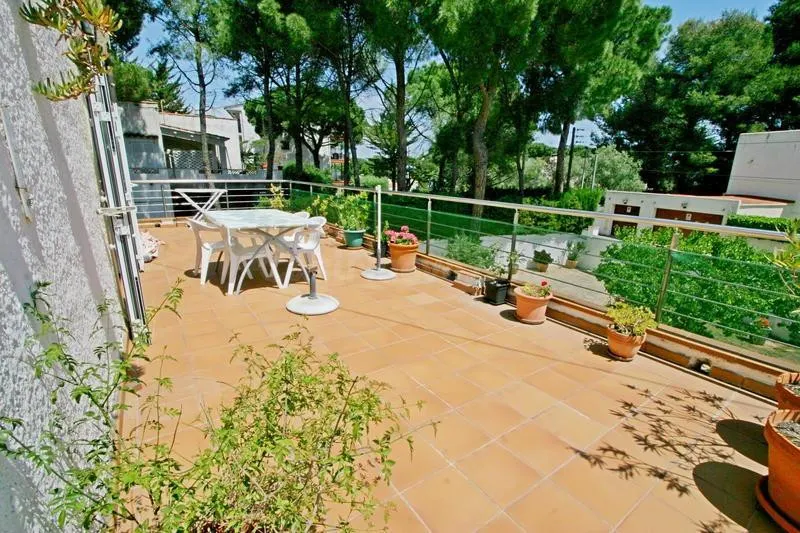 Fantástico piso luminoso con gran terraza en zona tranquila