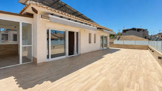 Casa reformada de 5 dormitorios con piscina privada, gran terraza y placas solares en Los Balcones — 9