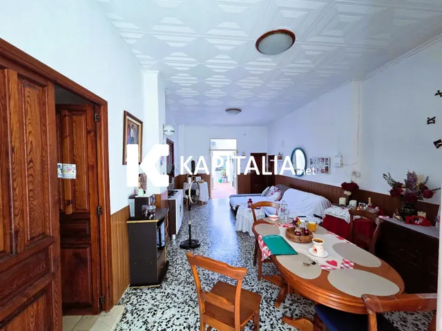 Gran casa a la venta en planta baja con patio y buhardilla - foto 3