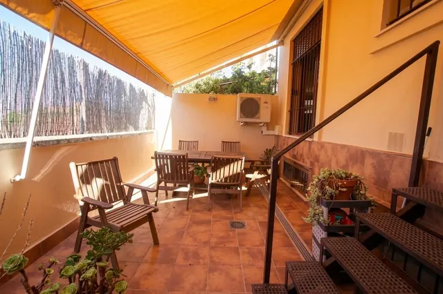 ADOSADO CON DOS PLAZAS DE GARAJE Y SOTANO ZONA CARTUJA — 11