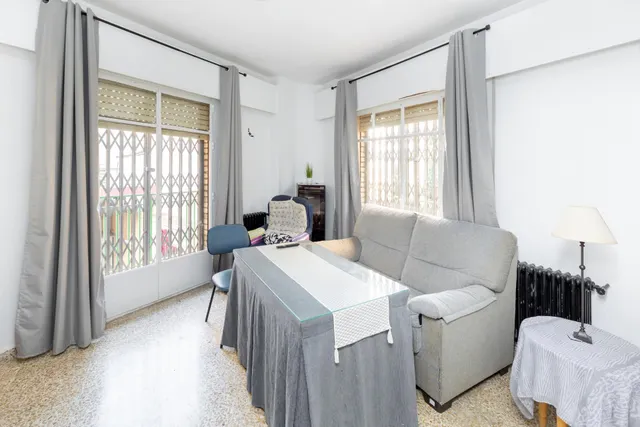 Venta de piso de 4 dormitorios y 2 baños en Granada (Zona Centro) — 8