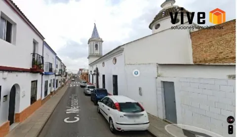 Casa adosada de esquina en Pilas en calle Menendez Pidal...!!