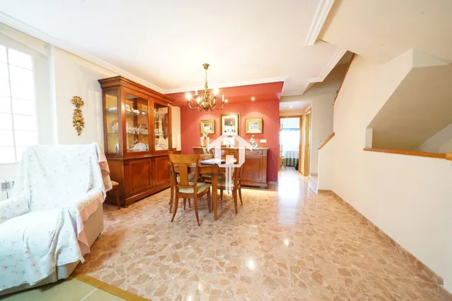 Chalet adosado con buhardilla en ciudad jardín de Alicante: garaje para 4 vehículos, terraza de 30m2 y piscina — 10