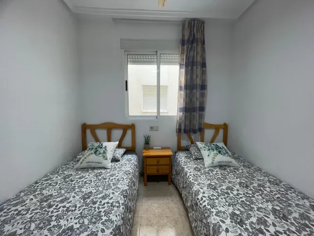 Apartamento exterior con vistas despejadas y piscina comunitaria en Torrevieja — 12