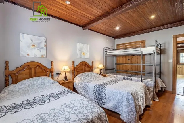 Chalet independiente con pozo propio y placas solares — 18
