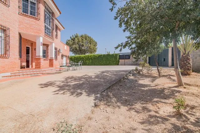 ¡Oportunidad Única! Se Vende Magnífica Casa en Esquina con Amplia Parcela — 50