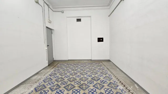 Edifificio neoclasico en el centro de Figueres. — 14