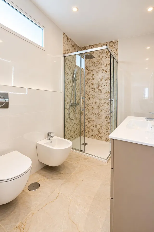Se vende atico 5 habitaciones  totalmente reformado con vistas al mar  en pleno centro d Benidorm — 32