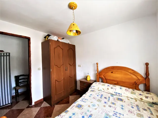 Se vende cortijo a distancia de a pie al pueblo — 22