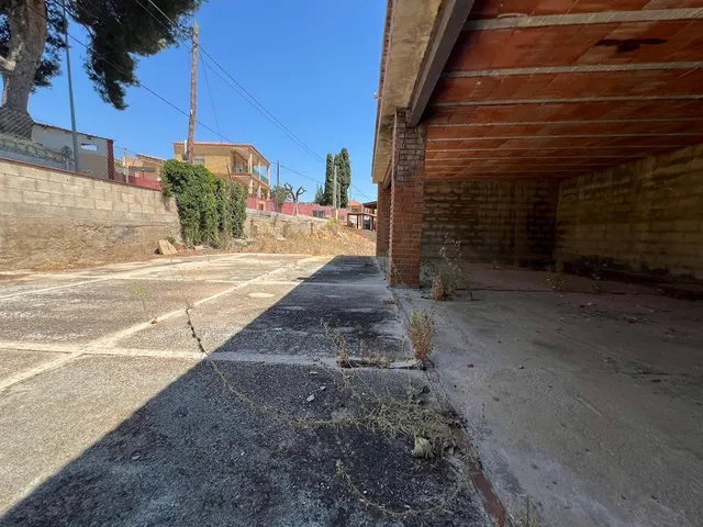 Terreno urbano en Torrent con edificación y frontenis. — 17