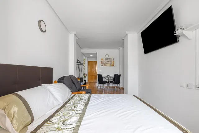 Estudio en Torrevieja con piscina comunitaria — 12