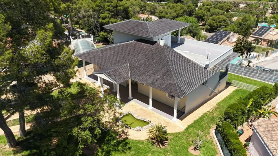 CHALET EXCLUSIVO CON GRAN PARCELA, PRIVACIDAD Y ACABADOS DE LUJO.