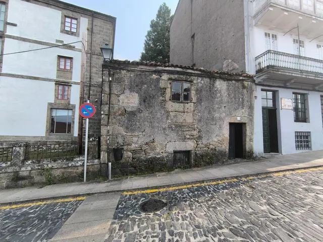 CASA DE PIEDRA EN ZONA MONUMENTAL — 12