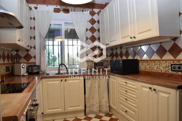 Una casa que impresiona por fuera y enamora por dentro... ¡IMAGINA TUS VERANOS AQUÍ! Piscina, barbacoa, pérgola y zona chill out — 23