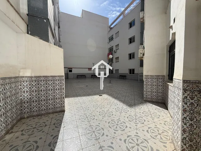 PISO EN VENTA EN ALICANTE. ZONA DE LA FLORIDA. 114m2, 3 habitaciones DOBLES, 1 BAÑO COMPLETO Y UN ASEO. PRIMERA PLANTA CON ASCENSOR. — 30