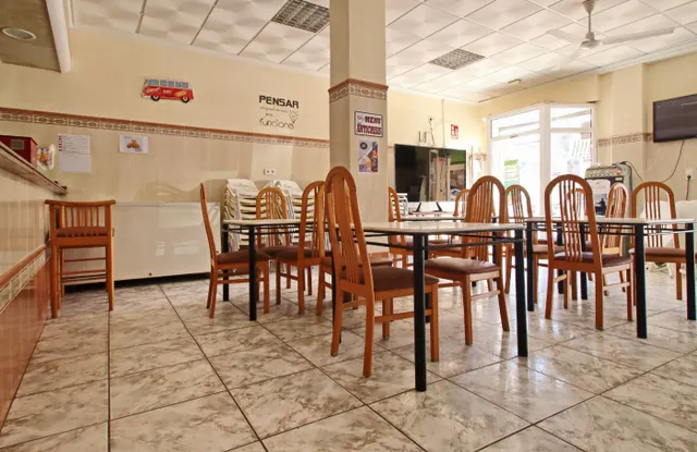 Local con terraza enorme, donde se encuentra 3 negocios en Santa Pola!!! — 2
