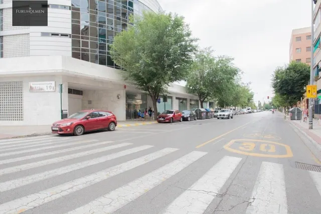 Se vende plaza de aparcamiento cerrada junto Alhamar — 16