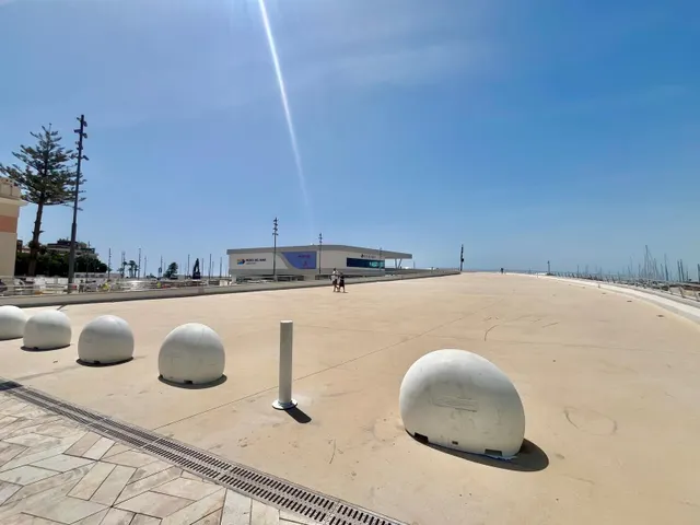 Amplia vivienda con vistas al mar y al Real Club Náutico, en pleno centro de Torrevieja — 26