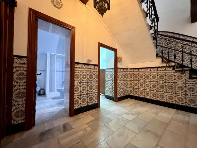 C. EXCLUSIVA CASA EN LA JUDERÍA A 5 MINUTOS DE LA MEZQUITA-CATEDRAL CON GARAJE Y ASCENSOR — 10