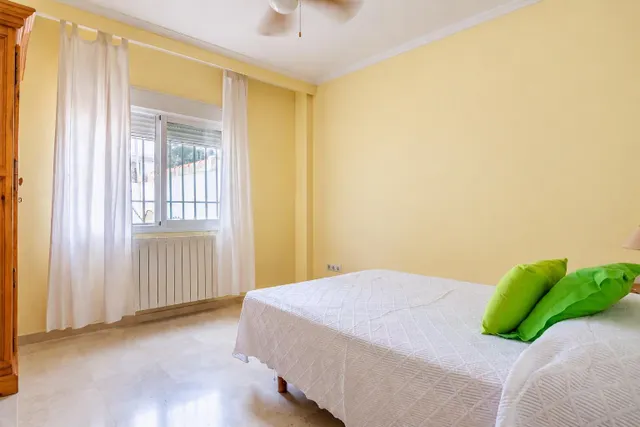Fabulosa casa con patio ajardinado en Gelves, a diez minutos del centro de Sevilla. — 22