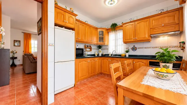 Vivienda unifamiliar de 194 m2 con patio privado y amplio ga - foto 4