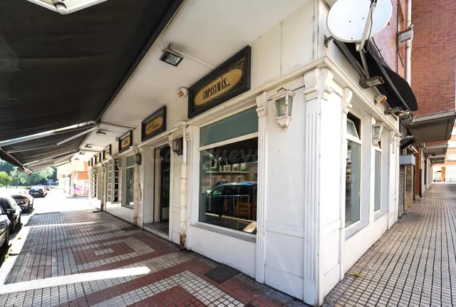 Espacio comercial versátil con seis plazas de garaje en Los 