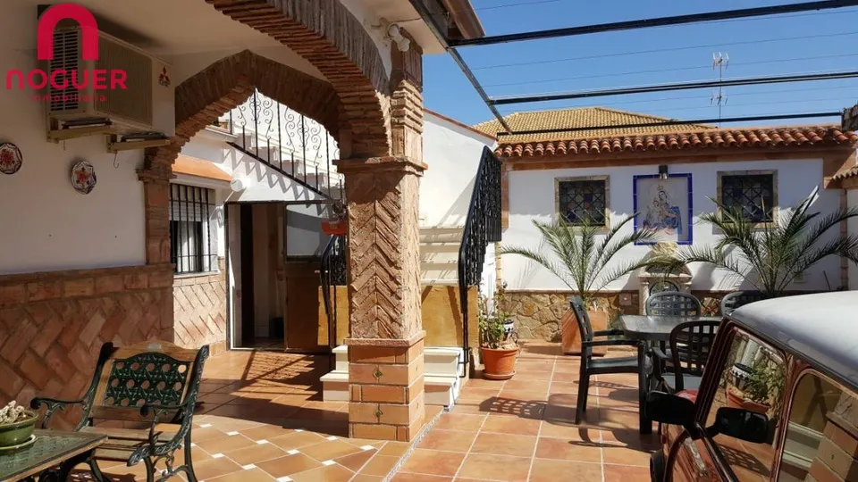 MAGNÍFICO CHALET EN INMEJORABLE ZONA