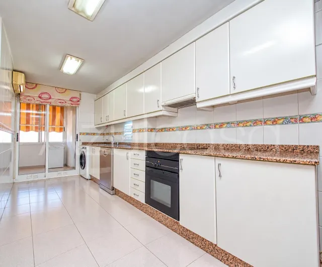 Piso en venta de 2 dormitorios y 2 baños con garaje y traste - foto 2