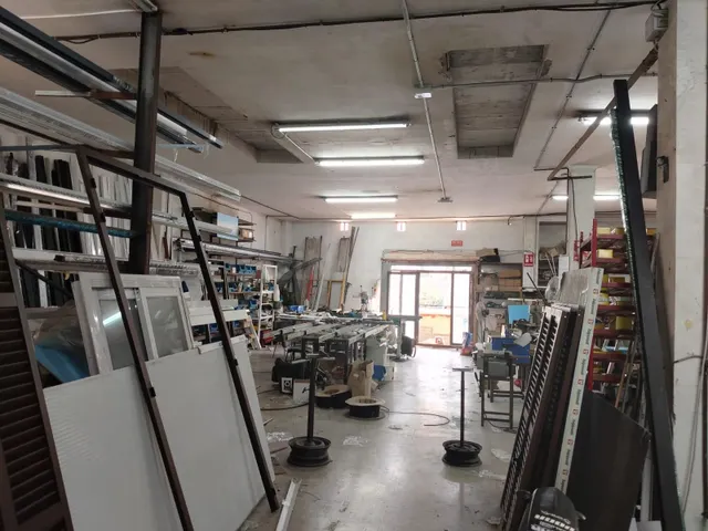 Amplio local comercial con gran altura y múltiples posibilid - foto 4
