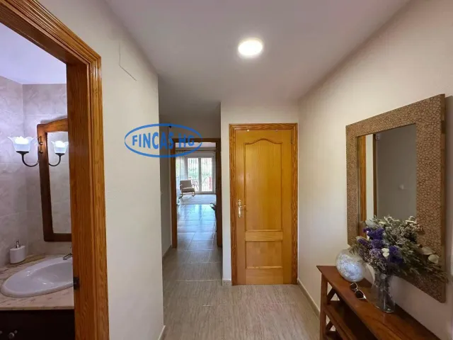 Bungalow de 260 m2 con jardín, buhardilla y garaje en urbanización con piscina en Ciudad Jardín, Alicante — 13