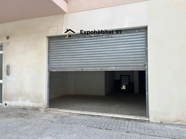 LOCAL AMB SORTIDA DE FUMS — 20