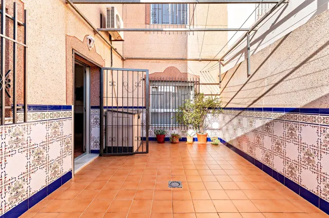 ¡CASA EN LA ZONA DEL CORTE INGLÉS Y CON GARAJE PARA DOS VEHICULOS! — 4
