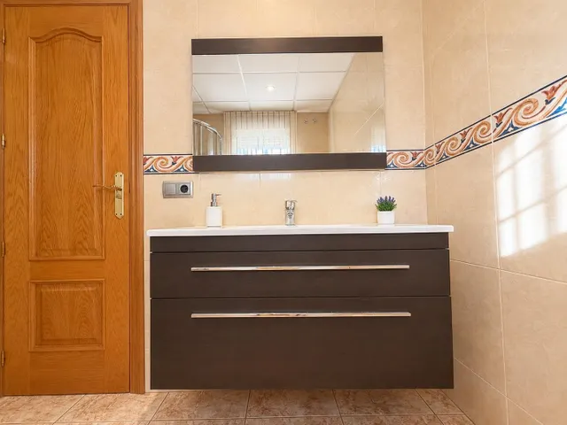 CASA INDEPENDIENTE CON 966 M/2 DE PARCELA EN NUEVO HIGUERON . — 39