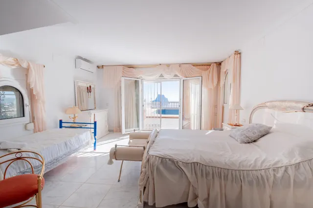 Amplia villa con vistas panorámicas al mar y pista de tenis privada en Calpe — 35