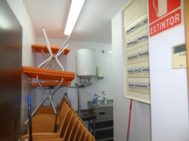 Local montado como cafeteria en buena zona. — 21