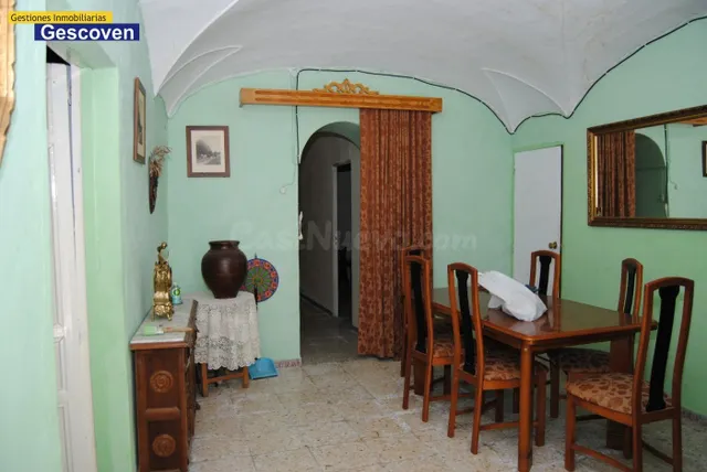 VIVIENDA CON PATIO, GARAJE Y AMPLIAS POSIBILIDADES