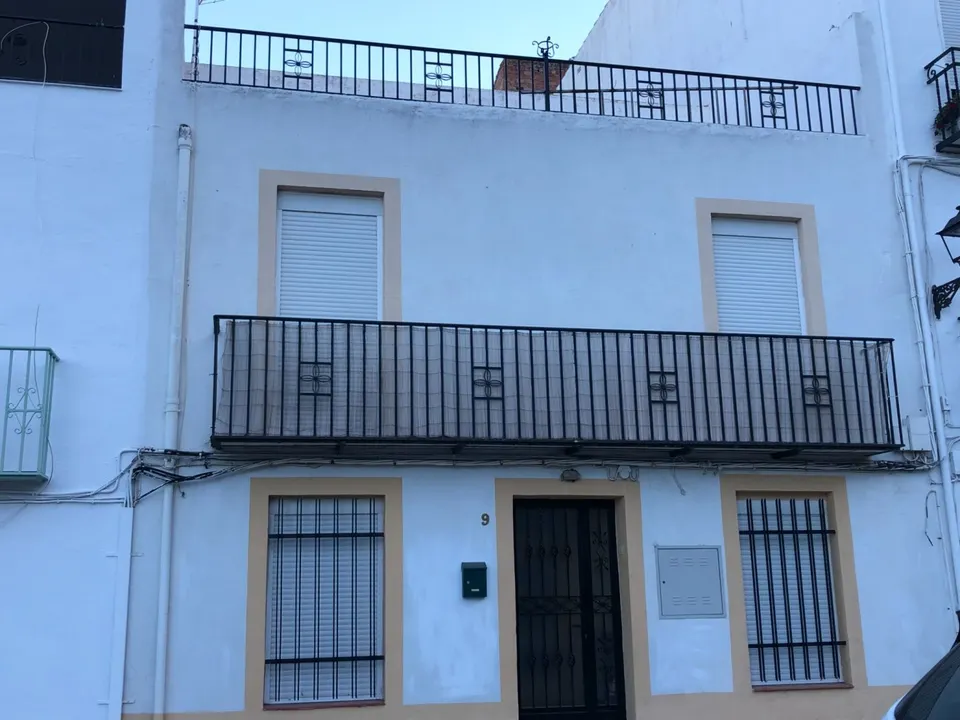 Bonita casa en el parque de abanchez de magina