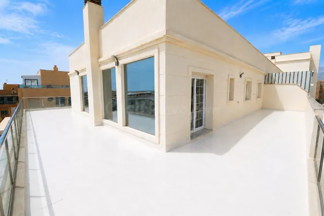 Ático con gran terraza y vistas al mar — 24
