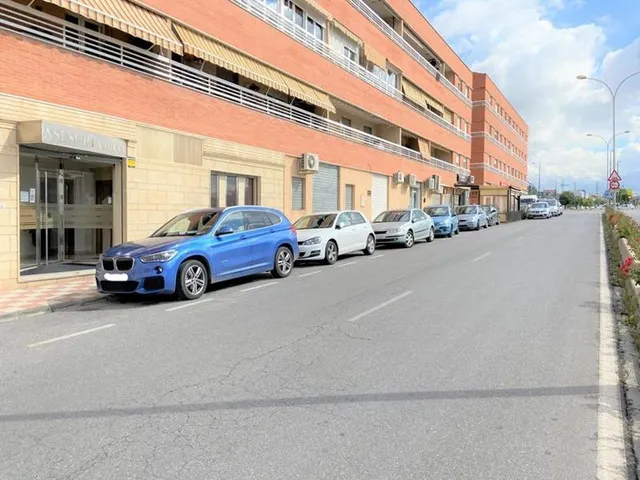 Exclusivo local de oficinas listo para entrar en Albolote — 17