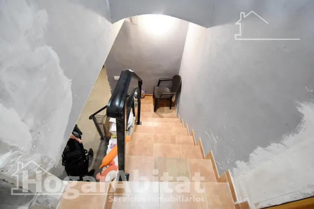 Casa luminosa y esquinera con balcón y dos terrazas, toda amueblada, en el centro — 30
