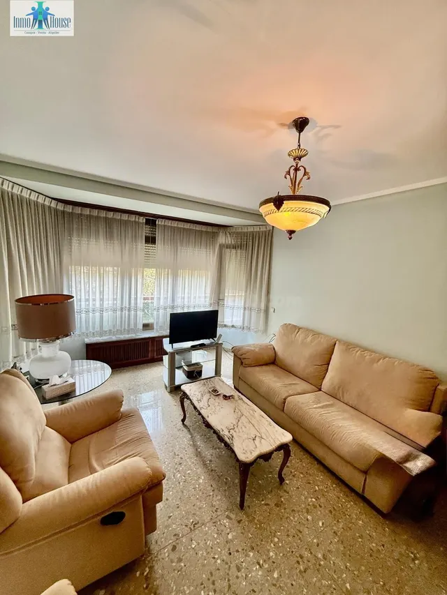 Inmohouse pone en venta exclusiva y amplia vivienda en zona  - foto 3