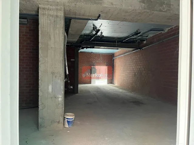 SE ALQUILA LOCAL COMERCIAL EN OBRA EN EDIFICIO DE NUEVA CONSTRUCCIÓN EN AVD. CORUÑA — 9