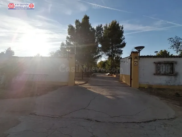 Casa en el campo sobre parcela de 30.000 metros con 400 oliv