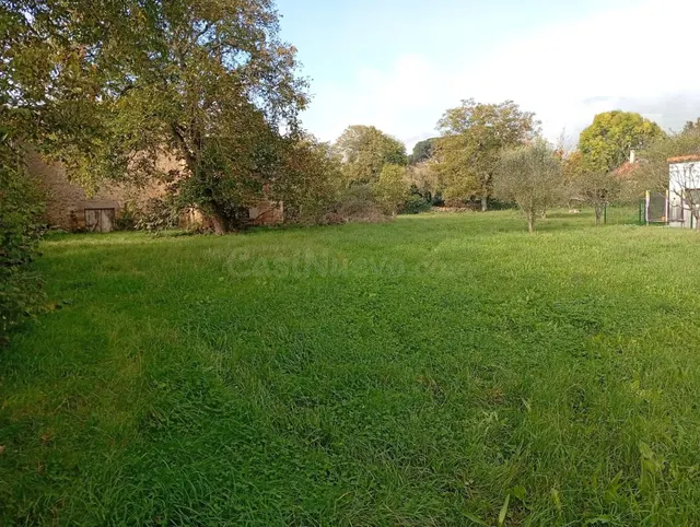 TERRENO URBANO DE 2.200 M2 CON EDIFICACIÓN EN RUINA EN ARENA